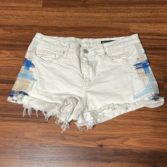 Blank NYC Astor Cut Off Short White Embroidered Stretch Sz 29 - Picture 2 of 6